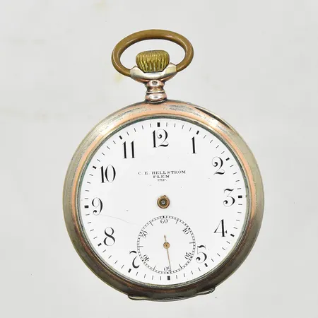 Fickur C.E Hellström Flen, boett Ø51 mm, manuell, Odin, Ancre De Precision, boettnr 114479, 15 rubis, fungerade vid testtillfället, defekt/saknar glas, visare medföljer, kedja i metall, bruttovikt 94,6g, 800/1000 silver.