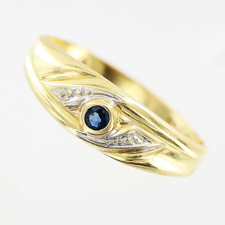 Ring, blå sten, stl 17¼, bredd 2-5mm, något skev skena, 18K. Vikt: 1,4 g