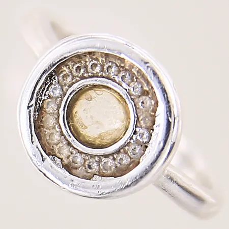 Ring, vita stenar, stl: 16¼,, bredd: 2,6mm, silver 925/1000 Vikt: 3,2 g