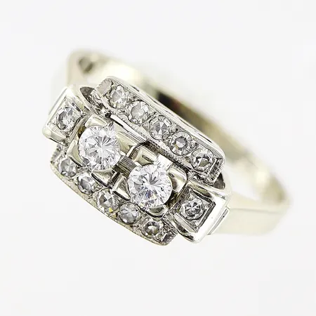 Ring, diamanter 2 x ca 0,06ct, 12 x ca 0,01ct, stl 16¾, bredd 1,5-7,5mm, vitguld, 18K. Vikt: 4 g