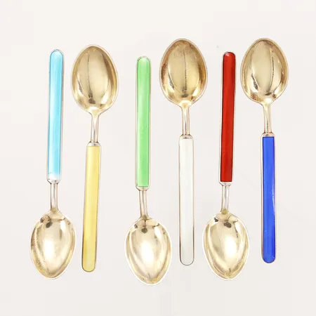 Sex kaffeskedar med emaljdetaljer, 9,5cm, Norge, en sked med emaljbortfall, silver 925/1000 Vikt: 61,7 g