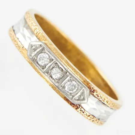 Ring, diamanter 3x0,03ct, stl 17¾, bredd 4,5mm, gulguld/vitguld 18K Vikt: 4,8 g
