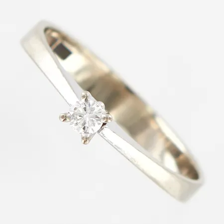 Ring, stl 18¾, bredd 3mm, diamant 0,11ct enligt gravyr, vitguld i behov av omrodiering, 18K Vikt: 2,6 g