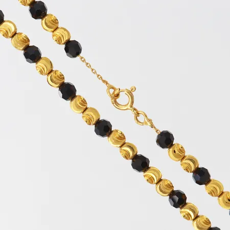 Collier med svarta och guld kulor, längd 46cm, bredd 4mm, 21K. Vikt: 20 g