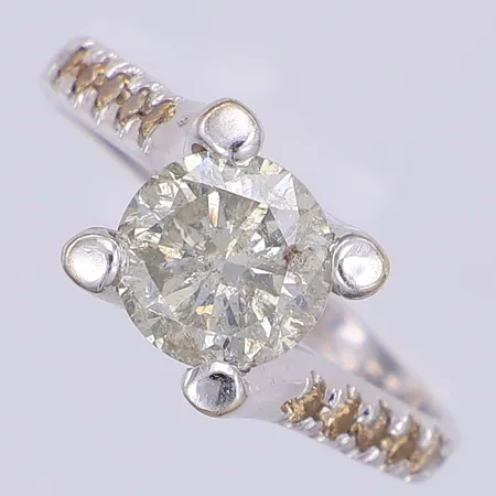 Ring med diamant ca 1,20ct C(M)P, nagg & 10 x ca 0,01ct Y, stl 15½, vitguld, 14K Vikt: 3,5 g
