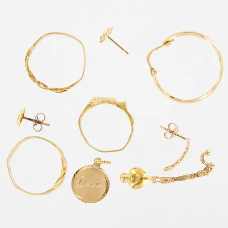 3 ringar, 4 udda örhängen, 2 hängen, defekter, gravyr, 18K Vikt: 8,7 g