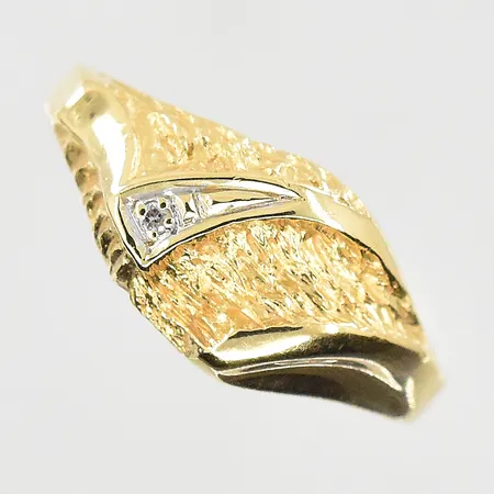 Ring med vit sten, stl 17, bredd 2-8 mm, gravyr, 18K. Vikt: 2,6 g