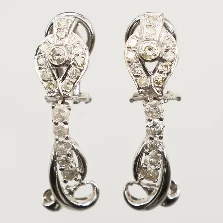 Ett par örhängen, diamanter 32xca0,03-0,12ct indikerar på syntetiska, tydliga inneslutningar, vitguld, längd 37mm, bredd 10mm, vitguld, 18K Vikt: 12,8 g