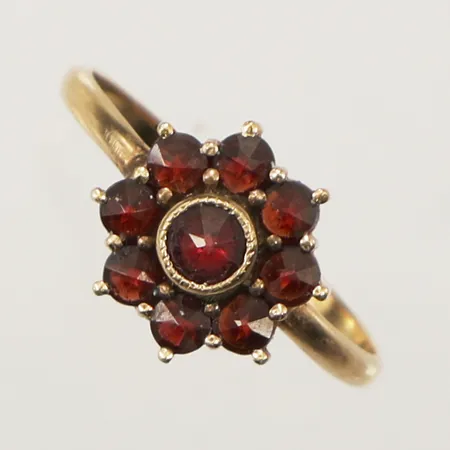 Ring med granater, stl 17½, bredd 10mm, förgylld, 830/1000 silver Vikt: 1,7 g