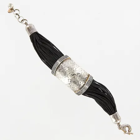 Armband, med snören19,5cm, bredd: 11-26mm, detaljer i silver 950/1000 Vikt: 26,1 g