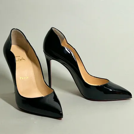 Ett par Skor Christian Louboutin Hot Chick i storlek 37 med ett par extra sulor till klacken, dustbags & kartong. Fint skick!