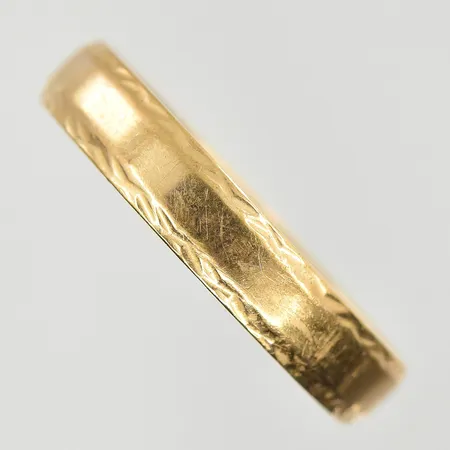 Ring, stl 19, bredd 4 mm, gravyr, 9K. Vikt: 2,3 g