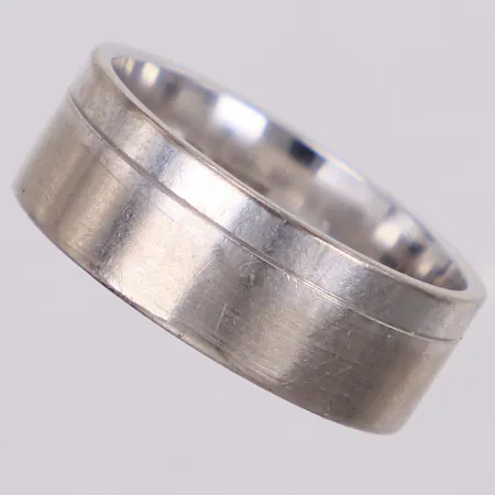 Ring, slät, stl 17½, bredd 6,9mm, gravyr, vitguld 18K Vikt: 7,6 g