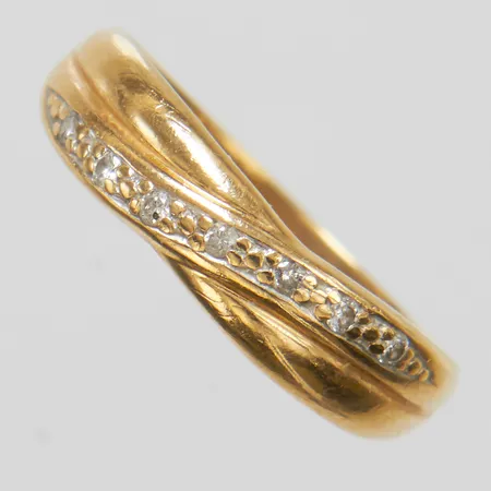 Ring, diamanter 7x ca 0,0025ct, stl 16¾, bredd 2-4,4mm, GFAB, 18K Vikt: 1,8 g