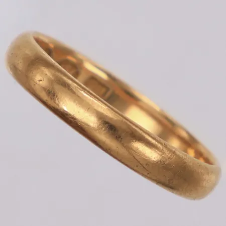 Ring, slät, stl 21¼, svag gravyr, 18K Vikt: 5,2 g