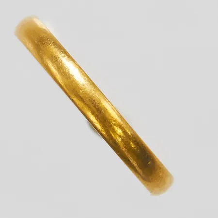 Ring, slät, stl 18½, bredd 2,8mm, gravyr, 23K Vikt: 4,3 g