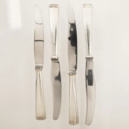 Fyra bordsknivar, längd 20cm, blad rostfritt stål, silver Vikt: 240 g