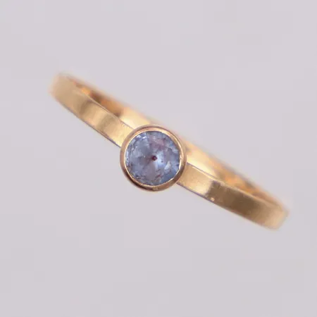 Ring med ljusblå sten, slitage, stl 16, bredd 4mm, 14K Vikt: 0,7 g
