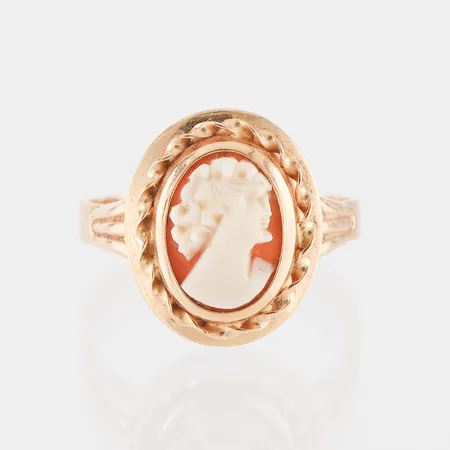 Ring med camé, storlek 19 mm, bredd 2.8-15.9 mm,18k. Vikt: 3,7 g