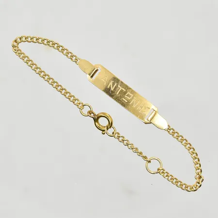 Armband för barn med platta, längd 12-13½ cm, länkens bredd 2 mm, namngravyr, 18K. Vikt: 2,4 g