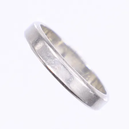 Ring, slät, stl 17¼, bredd 3,5mm, personlig gravyr, vitguld 18K Vikt: 3,7 g