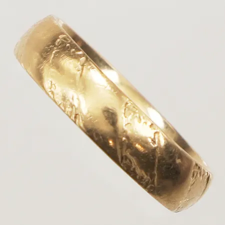 Ring, stl 19, bredd 4,9mm, gravyr, 18K  Vikt: 5,8 g