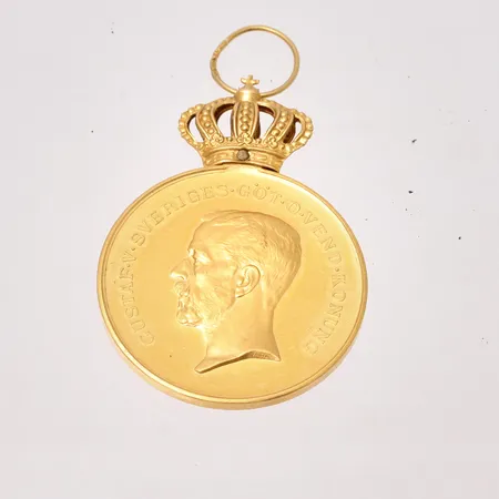 Guldmedalj 23K guld, Gustav V Adolf Sveriges konung, korona i 18K guld, personlig gravyr, Ø35mm, bruttovikt 29,36g.