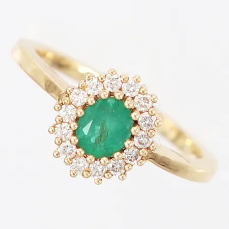 Ring, Ø15¾, briljantslipade diamanter 14 x 0,01ct, ovalslipad smaragd 5,5 x 4,5 x 3,5mm, stämplad GHA, 18K Vikt: 3,5 g