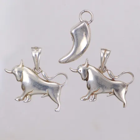 2 Hängen, tjur, längd 30mm, 1 Hänge, horn, längd 30mm, repor, ostämplat silver Vikt: 9,7 g