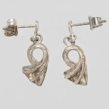 Ett par örhängen, längd 24mm, bredd 8mm, skeva snurrebussar, 925/1000 silver Vikt: 2,2 g