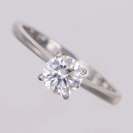 Ring med briljantslipad diamant 0,72ct, W(H)SI, GIA certifikat, rapport-nr: 2234063236, stl 16½, modell Amelia, Vanbruun, kvitto år 2016, gravyr, etui, box, Platina 950/1000. Vikt: 3,1 g