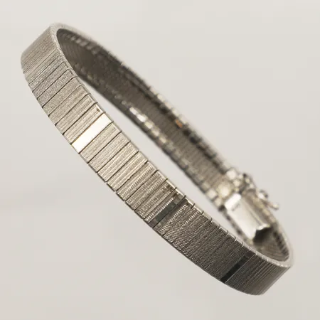 Armband halvstelt, ca 19cm, bredd 8mm, importstämplat,  835/1000 silver Vikt: 19,3 g