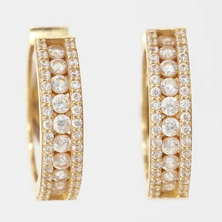 Ett par örhängen med vita stenar, Ø15mm, 14K. Vikt: 5,4 g