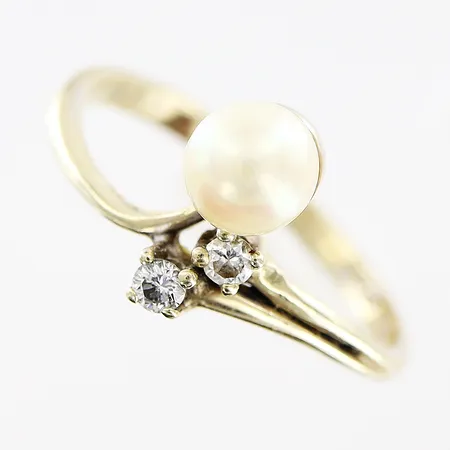 Ring, odlar pärla Ø5,5mm, diamanter 2 x ca 0,03ct, stl 18, bredd 1,5-10,5mm, 14K.  Vikt: 2,3 g