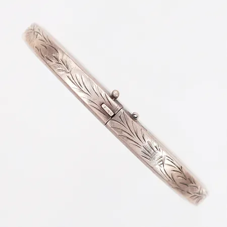 Armband med mönstrad dekor, inre omkrets: 18cm, bredd: 5mm, öppningsbart, låsåtta saknas, silver 835/1000 Vikt: 14,2 g