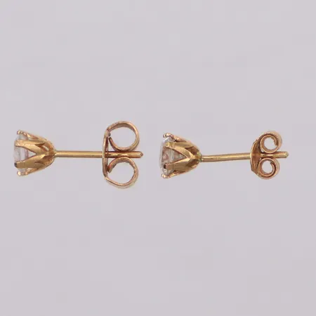 Ett par örhängen med vita stenar, längd 13mm, omaka snurrebussar, ett örhänge skevt, 18K