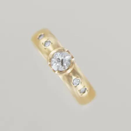 Ring med diamant ca 0,50ct + 4 x 0,01ct, Ø 17½ mm, bredd 4,8 mm, 18K Vikt: 5 g