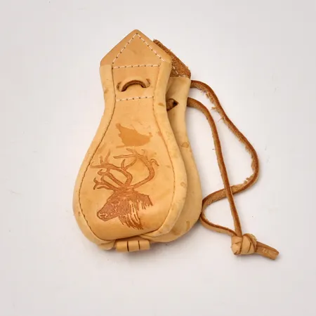 Läderpung med renmotiv, 6x13cm.