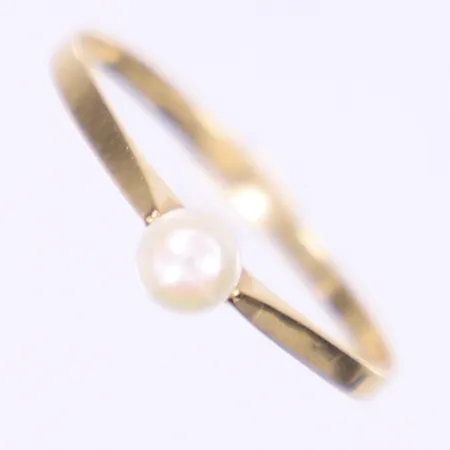 Ring med odlad pärla, stl 18¼, bredd 1,5-4mm, svenska stämplar, 18K Vikt: 1,1 g