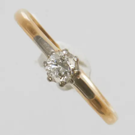 Ring, briljantslipad diamant 1x ca 0,22ct, stl 17½, fattning i vitguld, bredd 1,6-4,8mm, skadad diamant, skev skena, 18K Vikt: 1,9 g