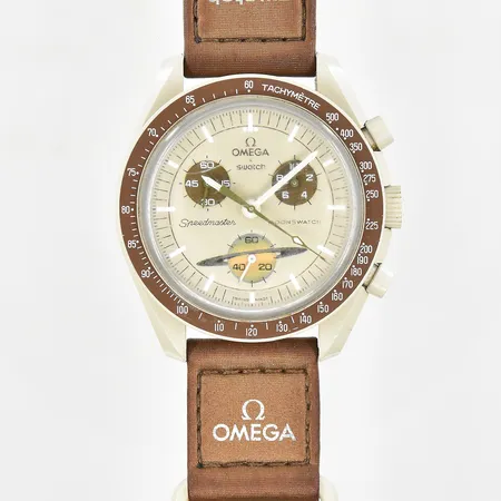 Armbandsur Omega x Swatch, Moonswatch, Mission to Saturn, bioceramic, Ø40mm, quartz, repigt plastglas, Velcro-band, manual, garantikort Swatch store Köln 2023, inga övriga tillbehör.