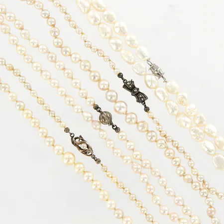 Pärlcollier med barocka pärlor och lås i metall, ca 60cm, 2 pärlcollier med silverlås, 50cm, 1 pärlcollier något barocka med silverlås 65cm Vikt: 0 g