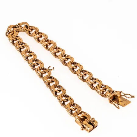 Armband Bismarck i 18K guld. Det är 18,5 cm långt, 8 mm brett och väger 18,5g. Kistlås. Pålödd (öppen) ögla för berlock sitter kvar. 
