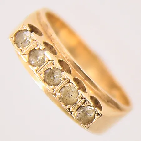 Ring med vita stenar, stl: 16, bredd: 3,9-5,7mm, 18K Vikt: 5,5 g