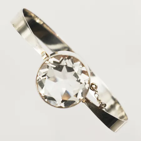 Armring, bergskristall, öppningsbar, bredd 2,5-21mm, Ø65mm, innermått 17,5cm, Kultasepät Salovaara, Åbo, år 1974, silver 925/1000 Vikt: 19,1 g