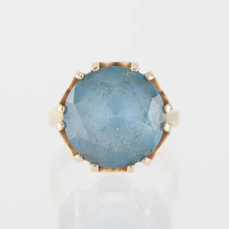 Ring med syntetisk safir,storlek 17 ½ mm, bredd 1.9-16.5 mm,14k. Vikt: 9,4 g