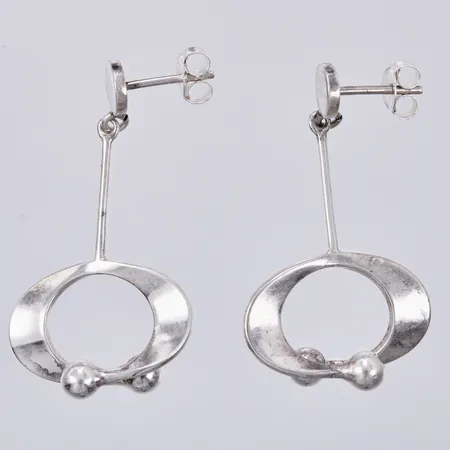 Ett par örhängen längd: ca 3,5cm bredd: ca 1-20mm, 925/1000 silver Vikt: 3,7 g