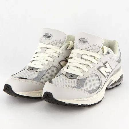Ett par skor, New Balance 2002R, stl 39½, lätt bruksslitage, med originalkartong. Vikt: 0 g