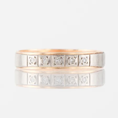 Alliansring vit och rödguld med 5 st små diamanter, storlek 19 ½ mm, bredd 4 mm,18k. Vikt: 3,4 g