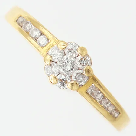 Ring med diamanter 7 x ca 0,02-0,03ct + 8 x ca 0,01ct stl 17, bredd ca 1-6mm, Guldfynd, 18K Vikt: 3 g